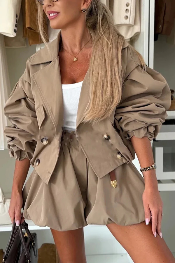 Completo con Giacca bomber casual e Pantaloncini a campana con elastico in vita