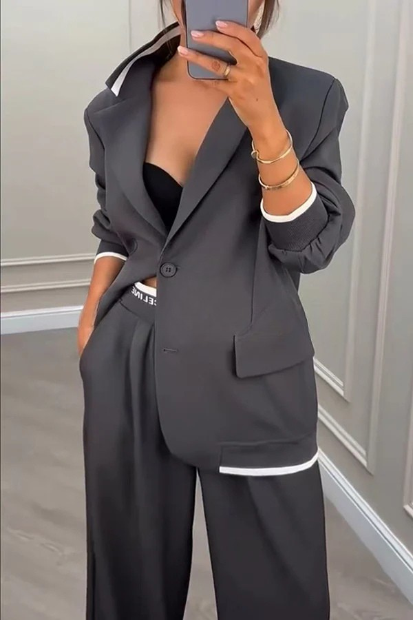 Set audace con blazer sportivo e pantaloni larghi con tasche