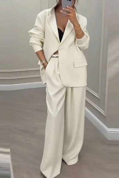 Set audace con blazer sportivo e pantaloni larghi con tasche