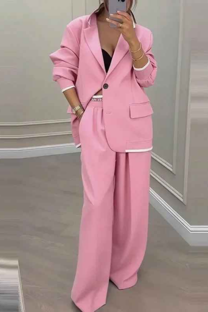 Set audace con blazer sportivo e pantaloni larghi con tasche